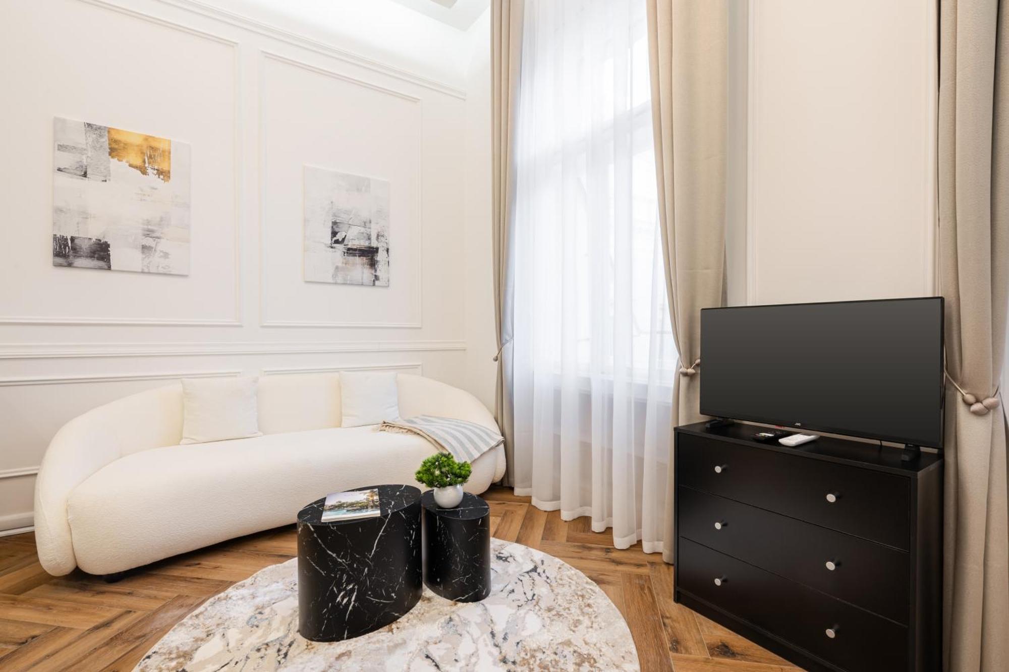 Lazar 16 - Royal Opera Suite, Location By Bqa Apartment