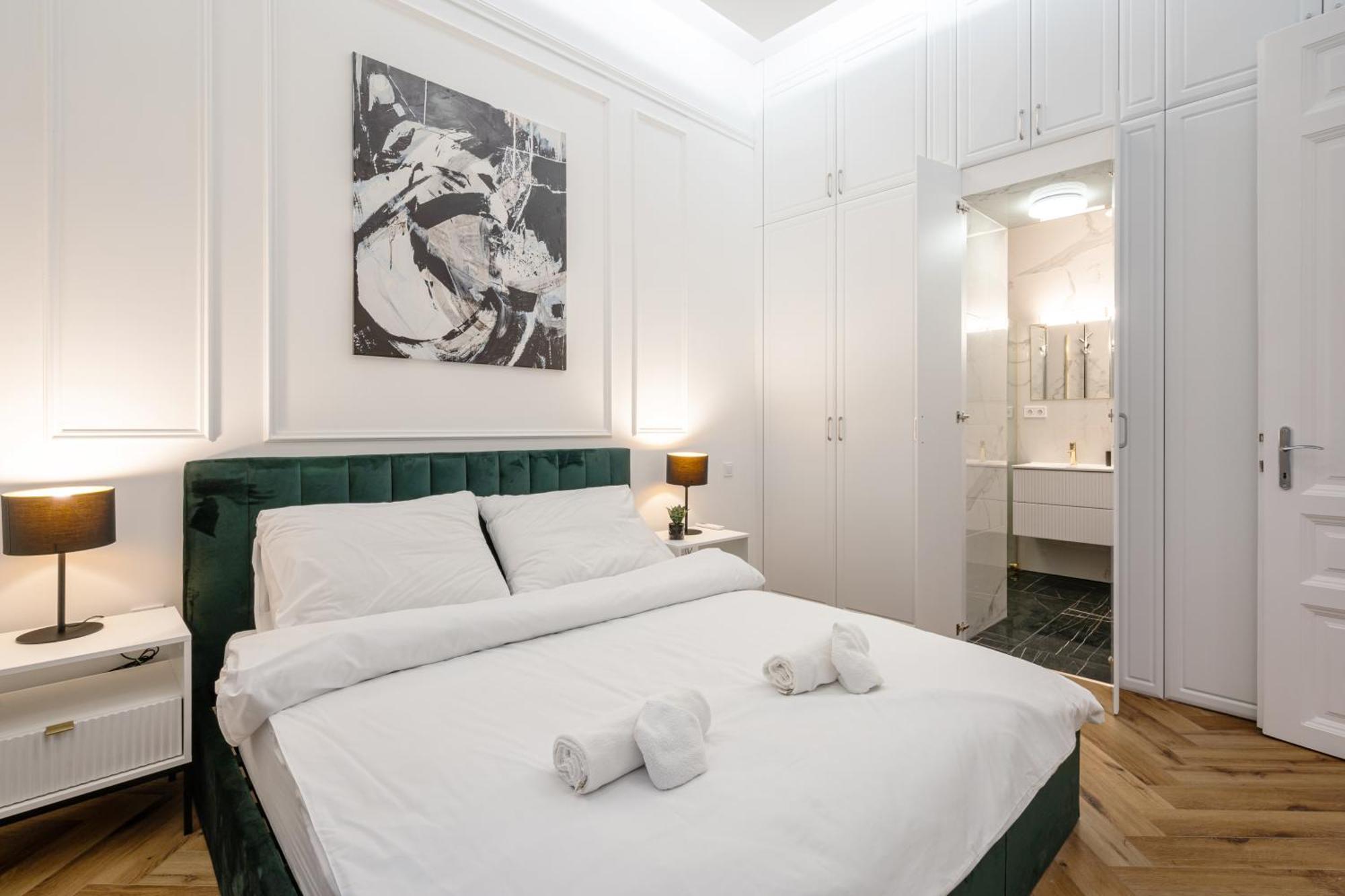 Lazar 16 - Royal Opera Suite, Location By Bqa Apartment