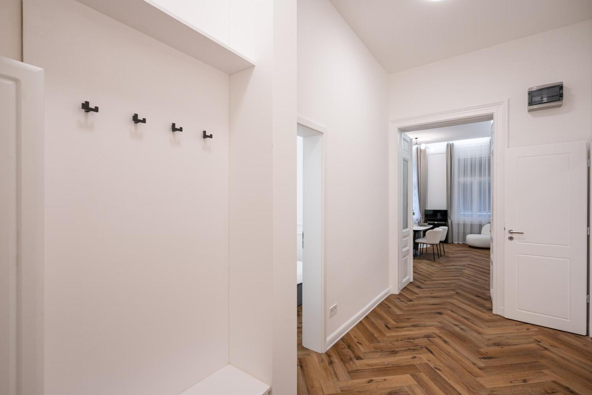 Lazar 16 - Royal Opera Suite, Location By Bqa Apartment *