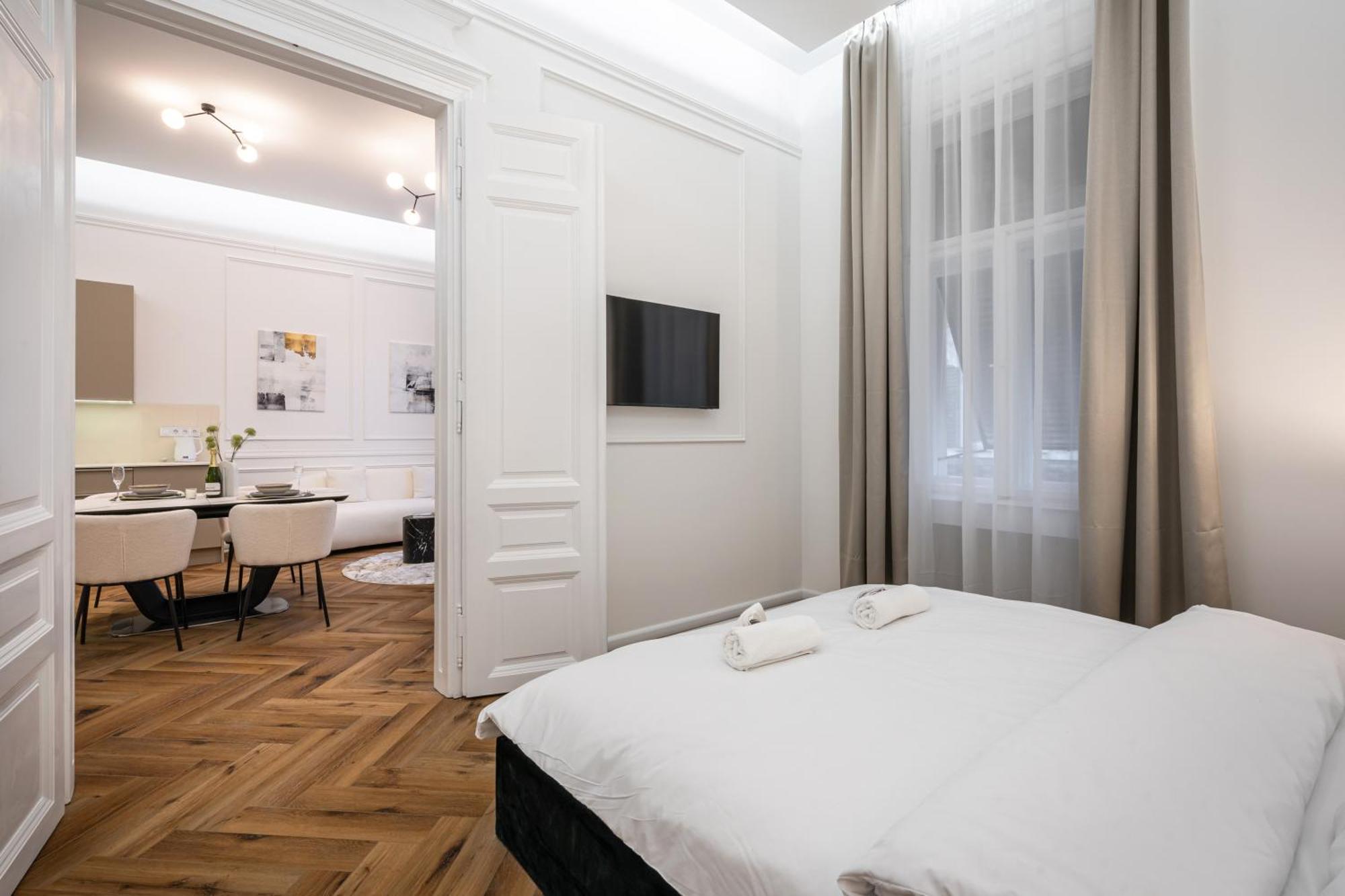 Lazar 16 - Royal Opera Suite, Location By Bqa