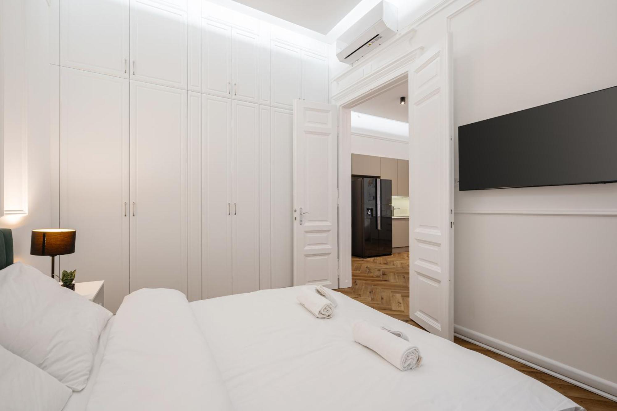 Lazar 16 - Royal Opera Suite, Location By Bqa Apartment