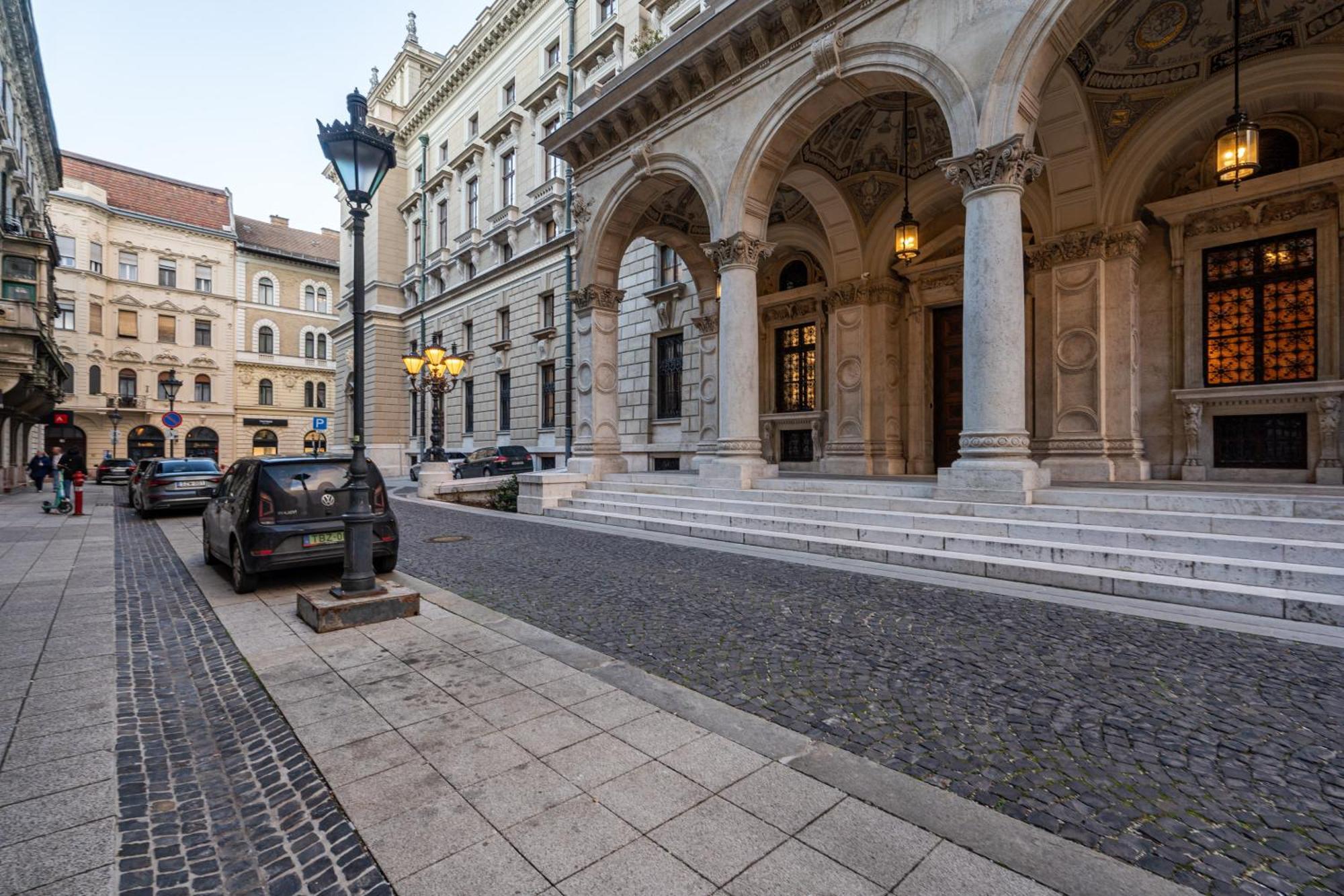 Apartment Lazar 16 - Royal Opera Suite, Location By Bqa Budapest
